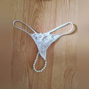 Elegant White Lace Pearl